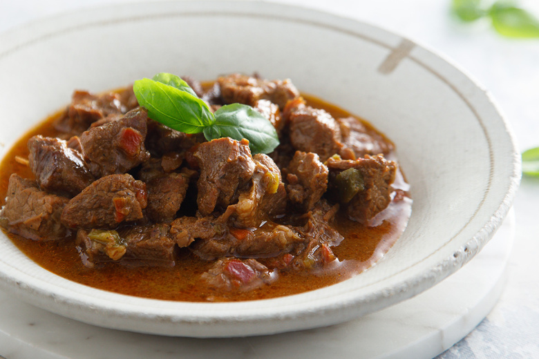 Этот гуляш я готовлю большой кастрюлей — мясо мягкое, соус густой и хватает всем