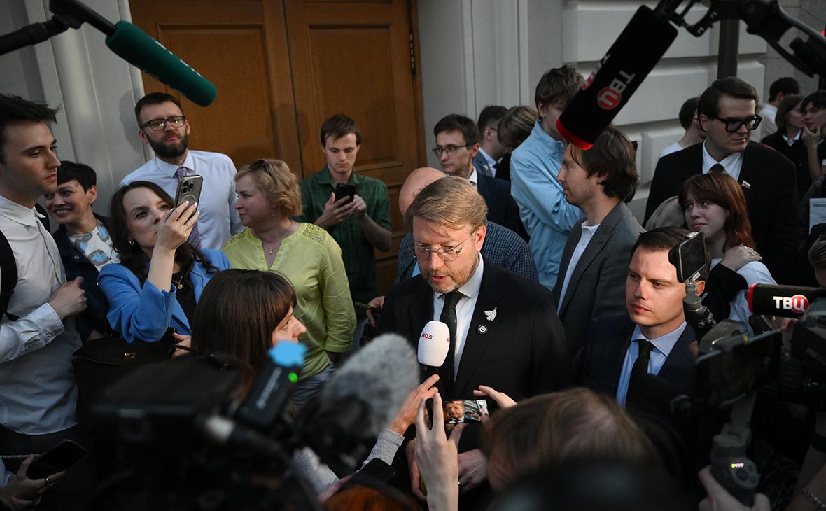 ВС снял «Яблоко» с выборов из-за песни, переводов и «вокзала» ChatGPT
