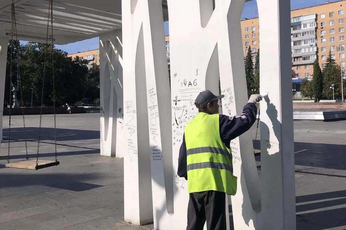 В Пензе вандалы изрисовали качели на Фонтанной площади