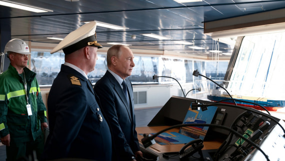 Путин осмотрел танкер-газовоз «Петр Столыпин»