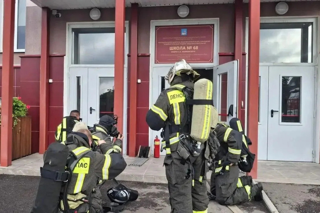 В Лодейнопольской СОШ №68 провели совещание, а заодно и пожарную эвакуацию