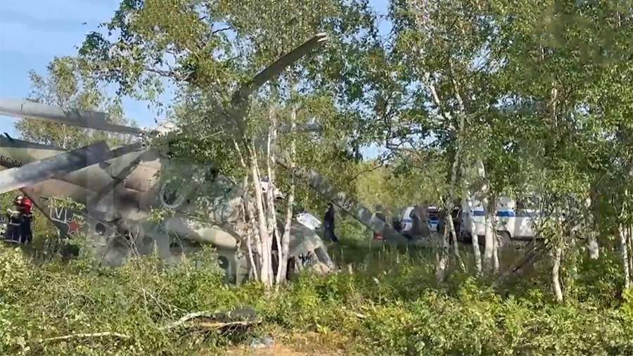 Вертолет с сотрудниками избиркома совершил жесткую посадку на сахалинской трассе