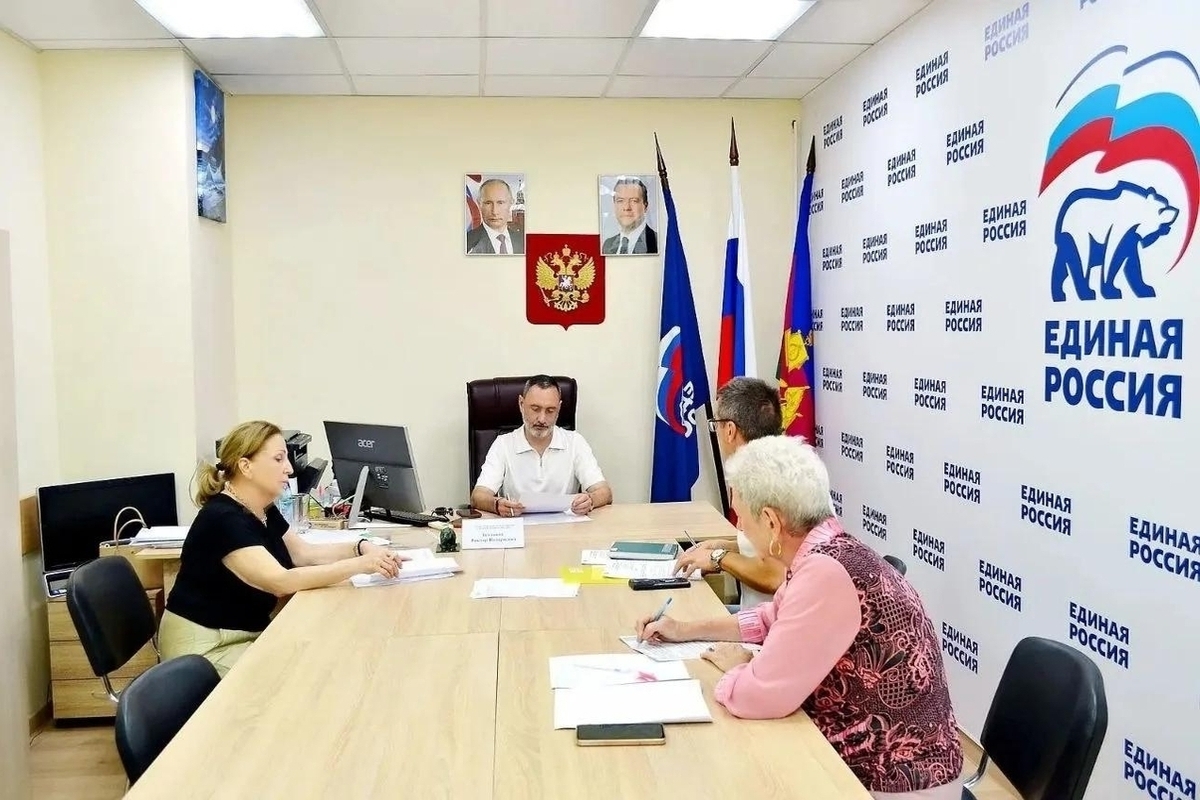 Депутат Тепляков выслушал обращения жителей Сочи на личном приёме