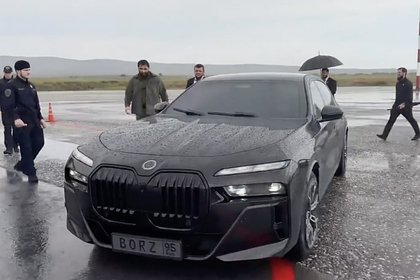 Глава Чечни Кадыров приехал в аэропорт Грозного на машине с особенными номерами