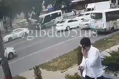 Последние секунды жизни попавшей под колеса автобуса россиянки попали на видео