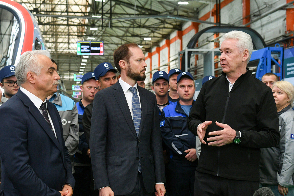Виталию Королеву и Сергею Собянину показали модели электропоездов «Иволга» на Тверском вагоностроительном заводе