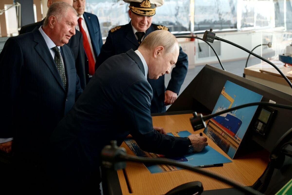 «Молодцы!»: Путин выразил признательность Сечину после осмотра верфи «Звезда»
