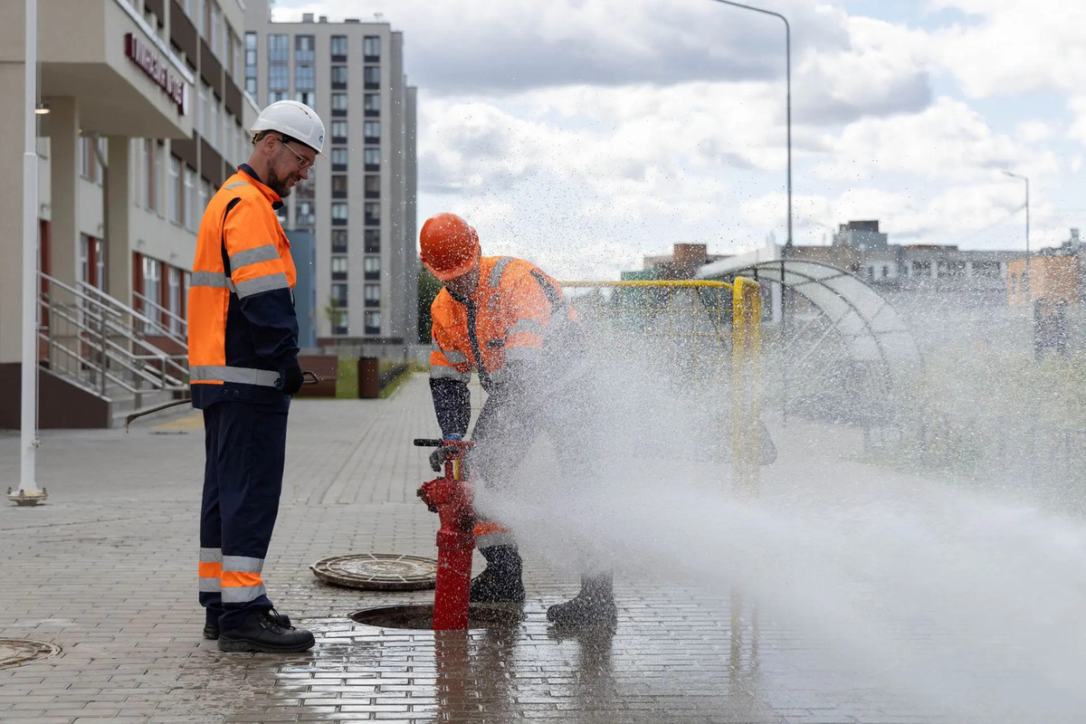 Водоканал протестирует более 2,5 тысячи пожарных гидрантов у петербургских школ