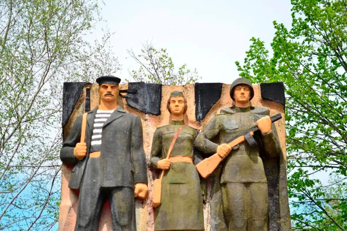 В Донбассе завершен ремонт к памятникам войны