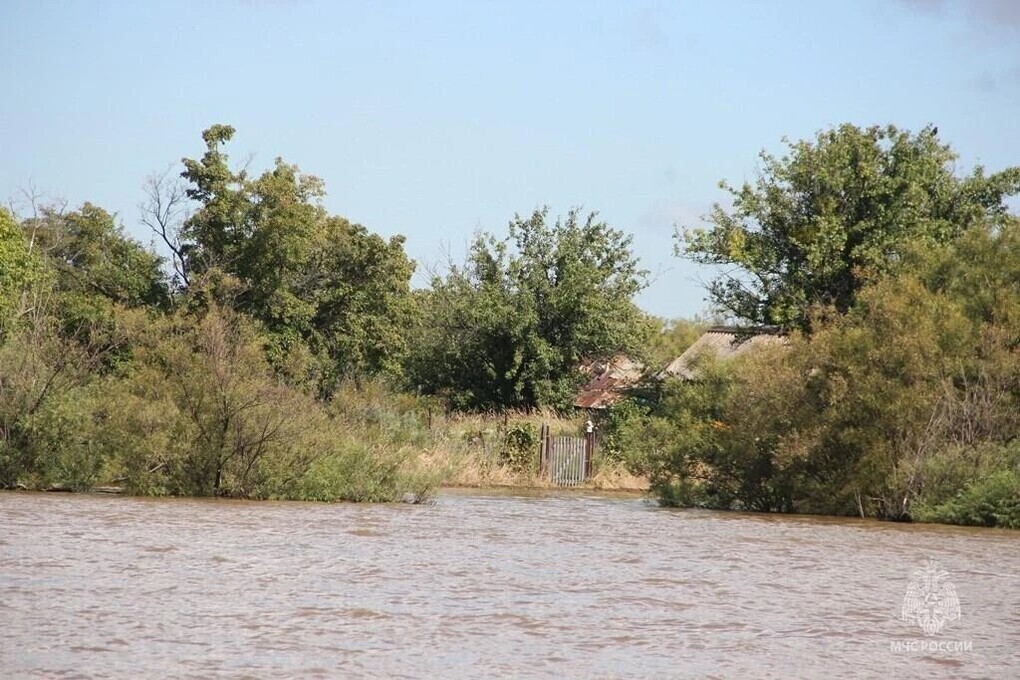 В Хабаровском крае под водой остаются более 500 участков и 30 дорог
