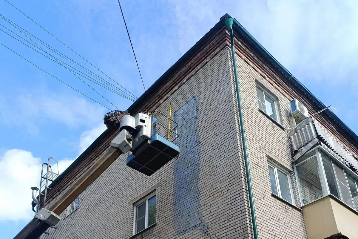 В Барнауле закрасили возмутившее горожан граффити на фасадах домов