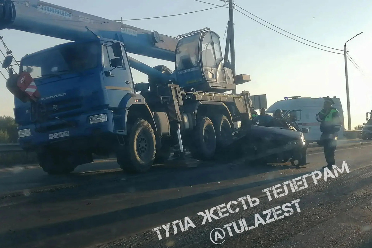 Появились кадры страшного ДТП автокрана и ВАЗа на окраине Тулы