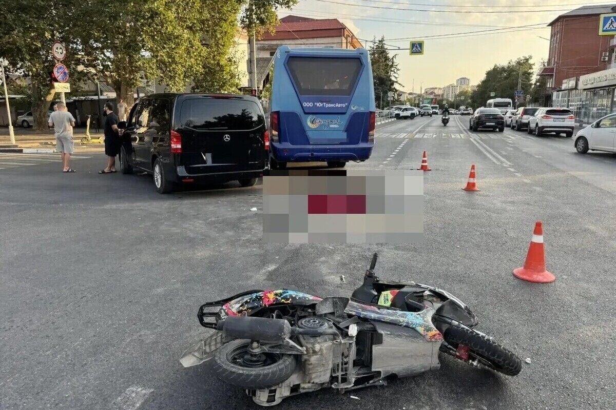 Водитель мопеда погиб, врезавшись в маршрутку на встречке в Геленджике