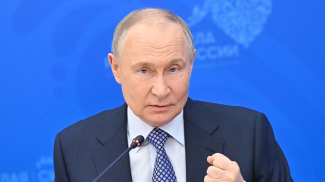 Путин пришел на пленарное заседание ВЭФ