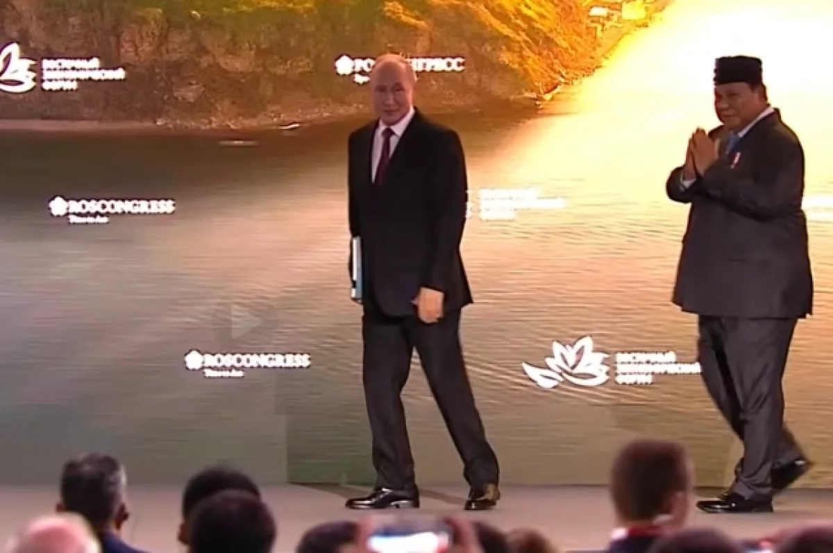 Путин прибыл на пленарное заседание ВЭФ