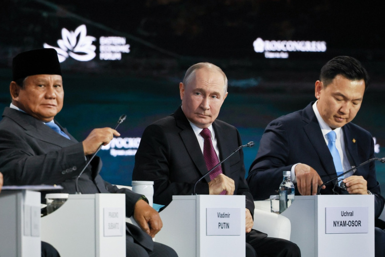 Раскрыто имя модератора пленарного заседания ВЭФ с участием Путина