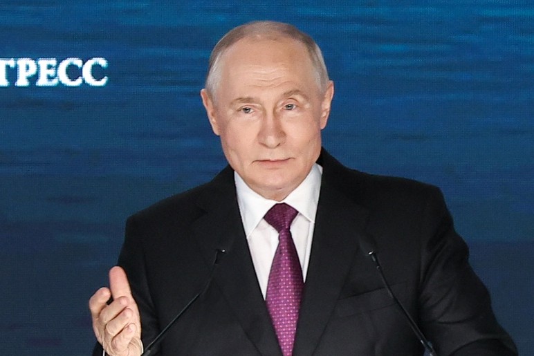 Путин предложил продлить выплату за третьего ребенка в одной части России
