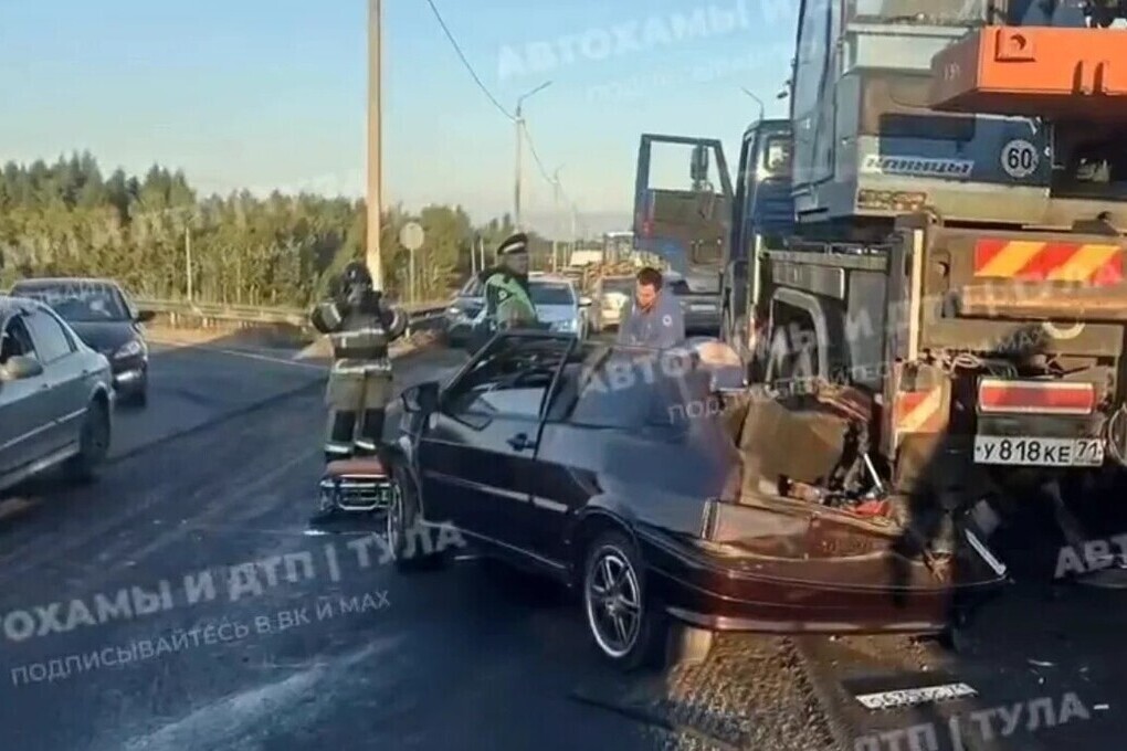 В Туле один человек погиб в легковушке, которая попала под автокран