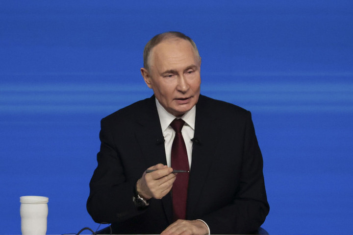 Тигр неожиданно вышел прямо перед машиной Путина