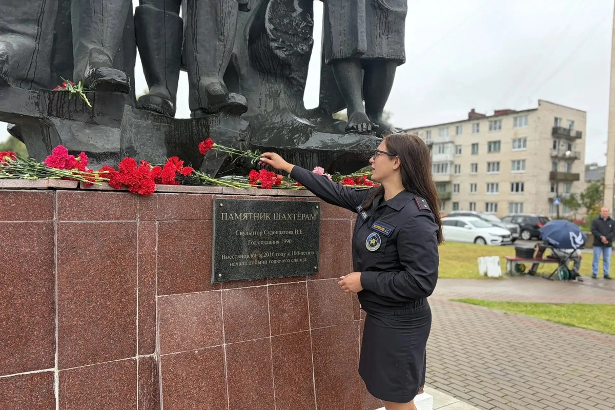 В Сланцах пожарные из Леноблпожспас почтили память основателей города