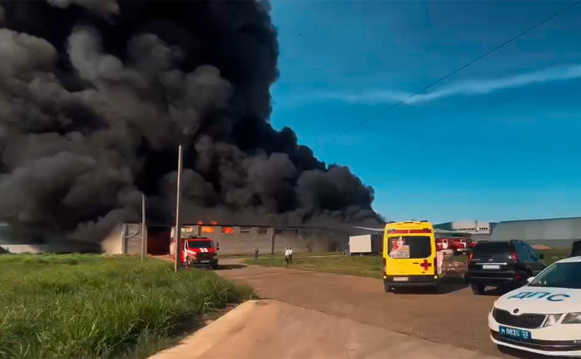 Под Краснодаром загорелся склад на площади 1700 кв. м