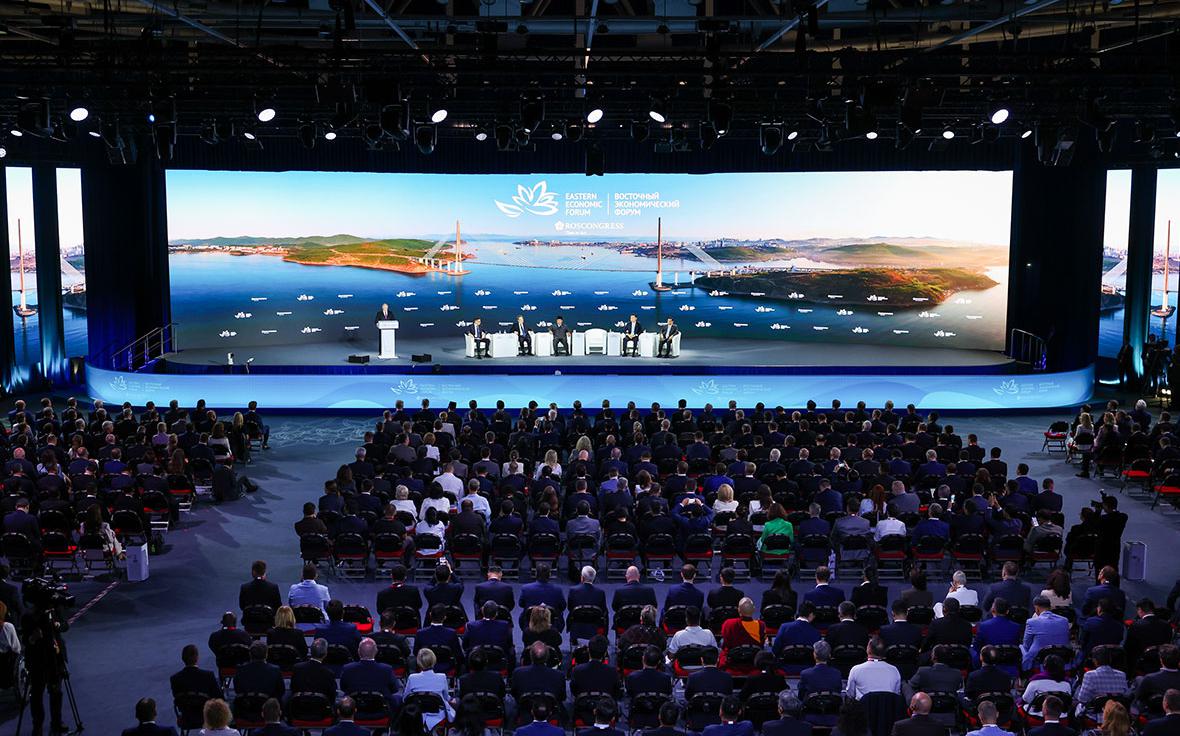 Путин оценил объем добровольных взносов бизнеса в сотни миллиардов рублей