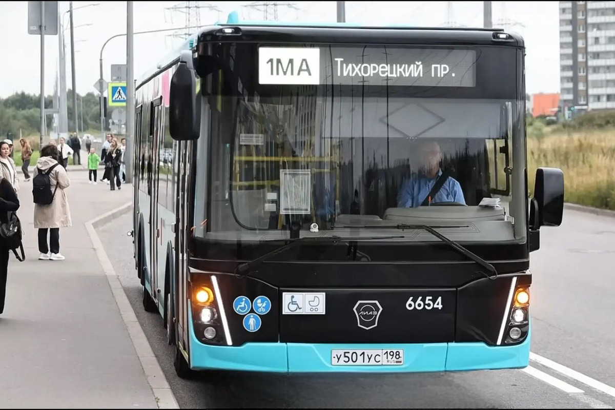 У «Академической» для удобства петербуржцев запустили новый автобус