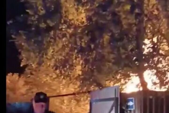 Ночной пожар в СНТ : частный дом серьёзно поврежден огнем