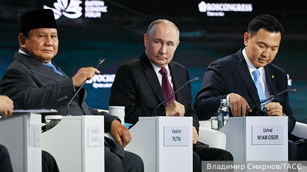 Путин завершил пленарную сессию ВЭФ словами «Вместе победим»