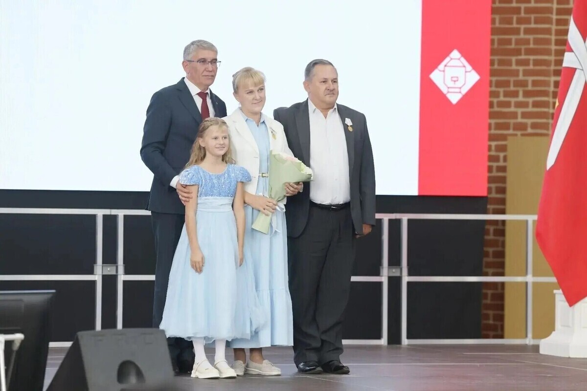Миляев вручил медаль ордена «Родительская слава» многодетной семье Веремеенко