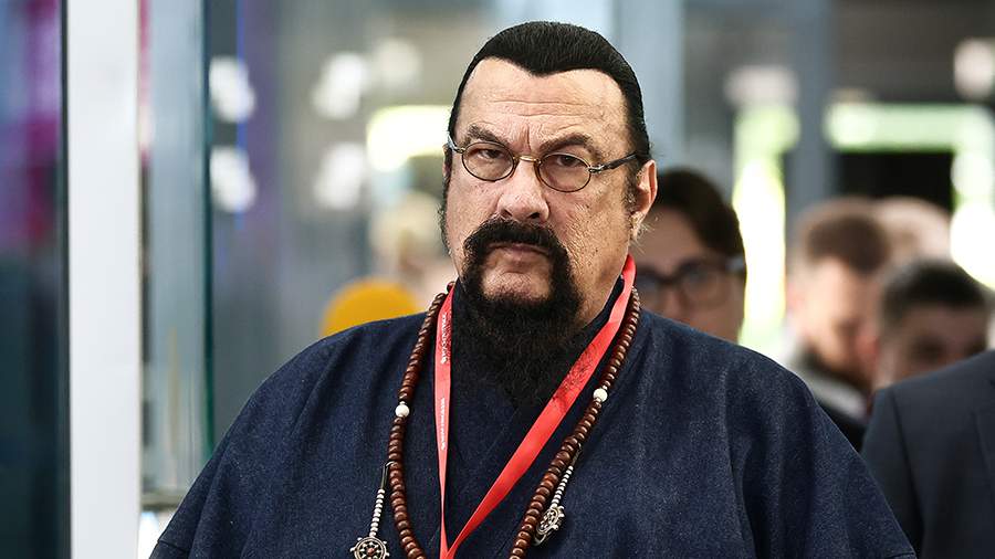 Семья отца актера Сигала долгое время жила во Владивостоке