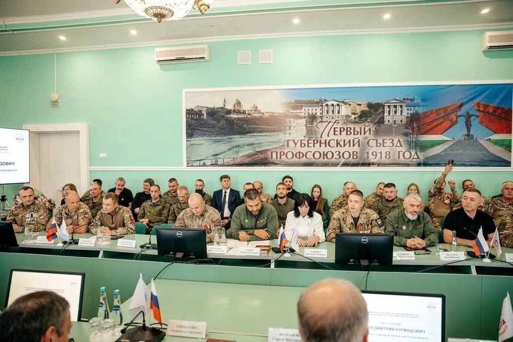 Хинштейн обсудил с ветеранами СВО меры поддержки и сохранение памяти павших бойцов
