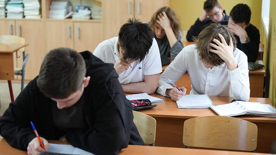 Минпросвещения опровергло информацию о «выдавливании» выпускников девятых классов