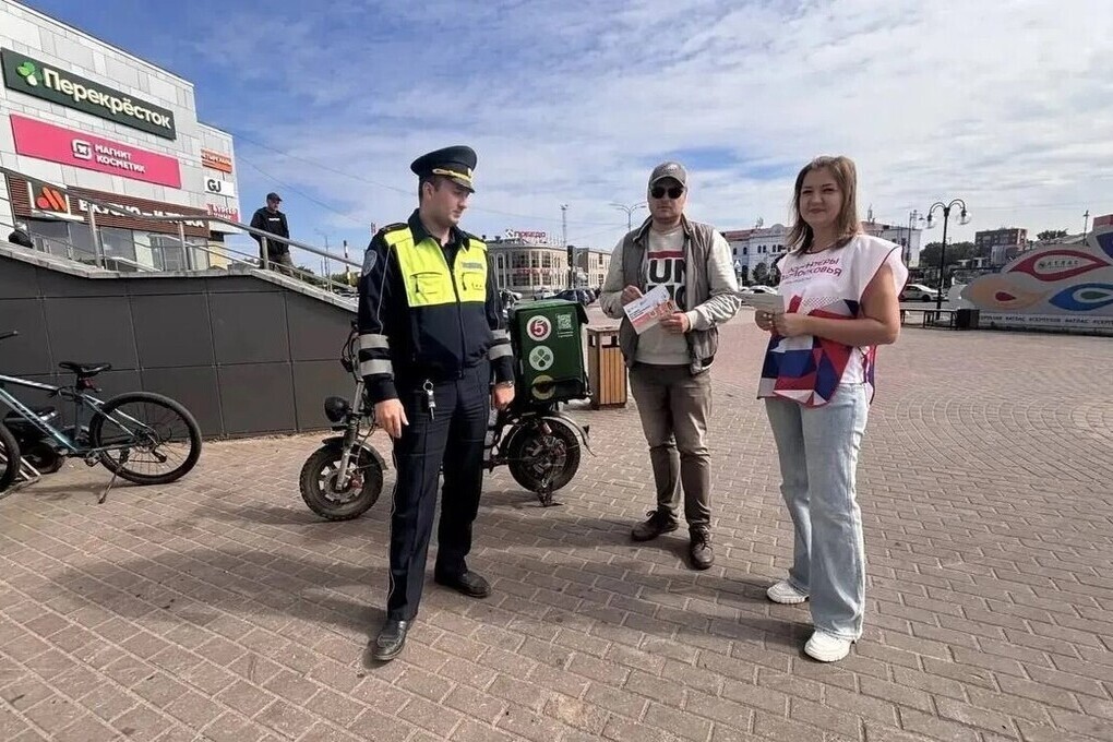 В Серпухове автоинспекторы и волонтеры напомнили горожанам о безопасности на дорогах