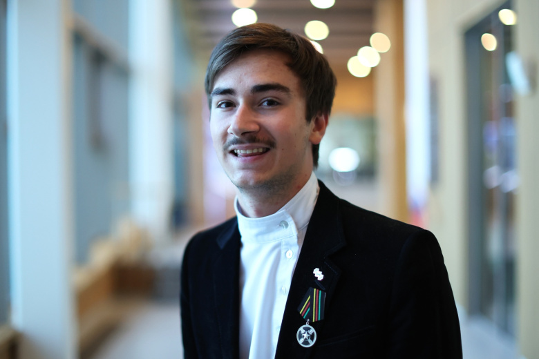 20-летний киберспортсмен заявил, что молодежи в РФ навязали Крида и Инстасамку