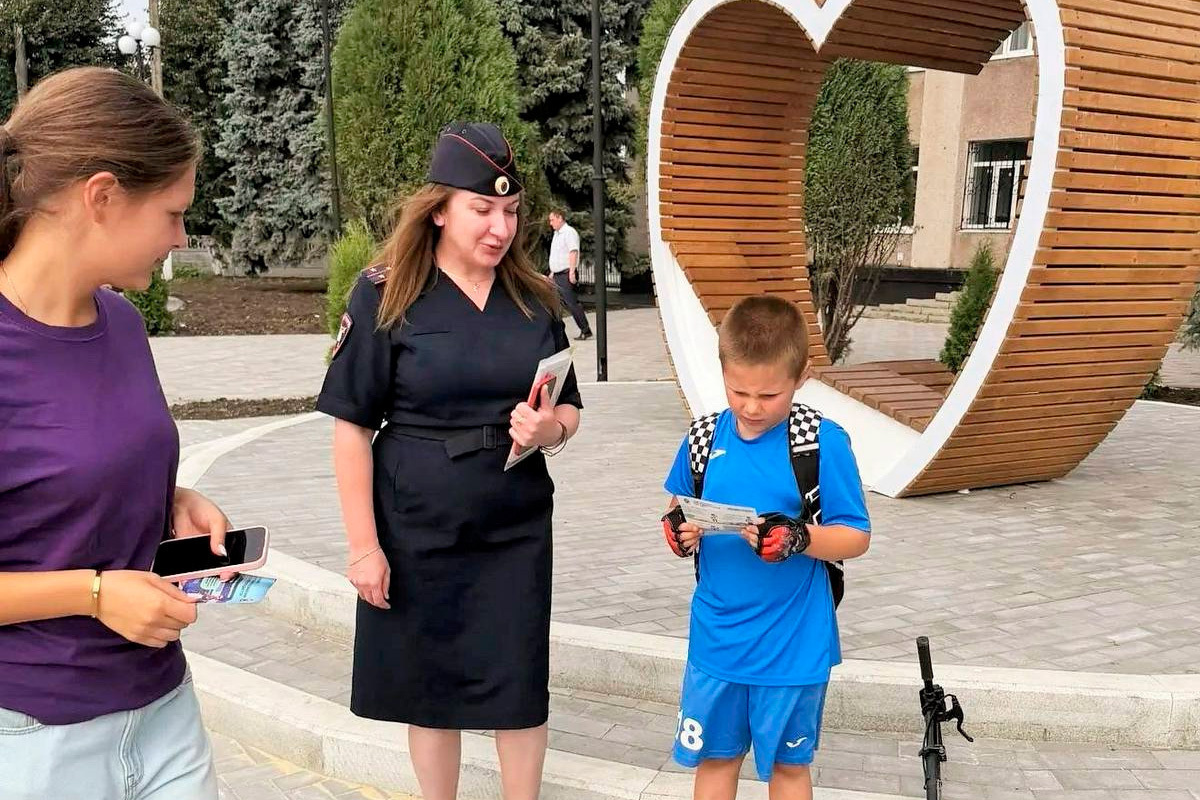 Липецкие автоинспекторы обучают детей управлению СИМ