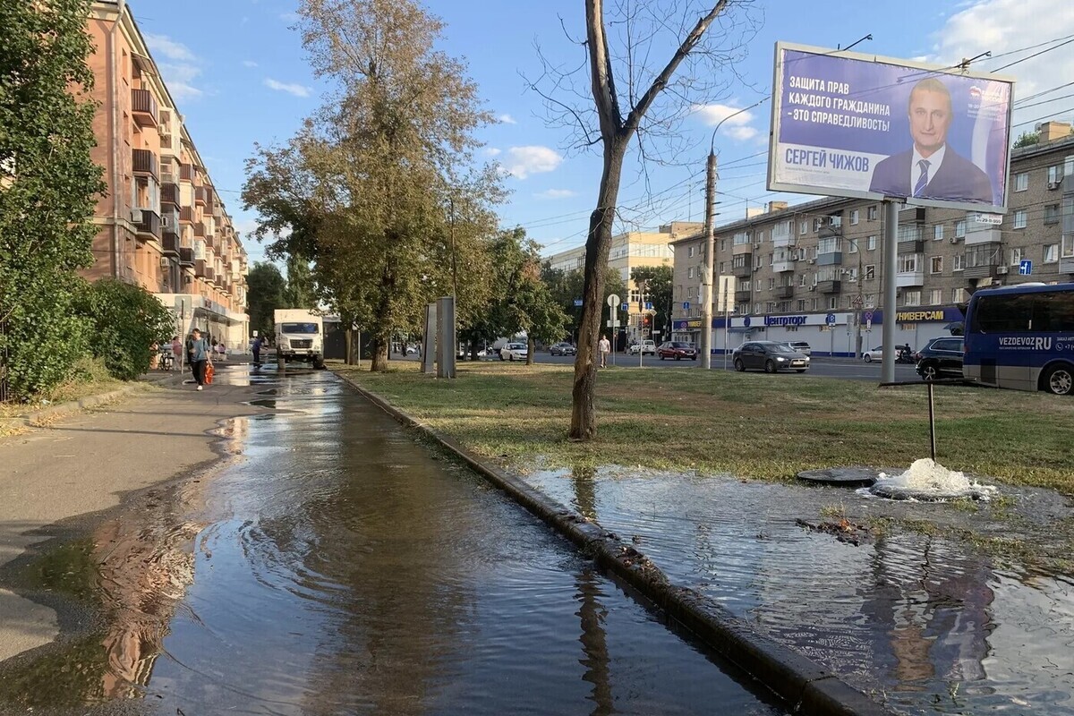 Стихийный фонтан забил на остановке «Некрасова» в Воронеже