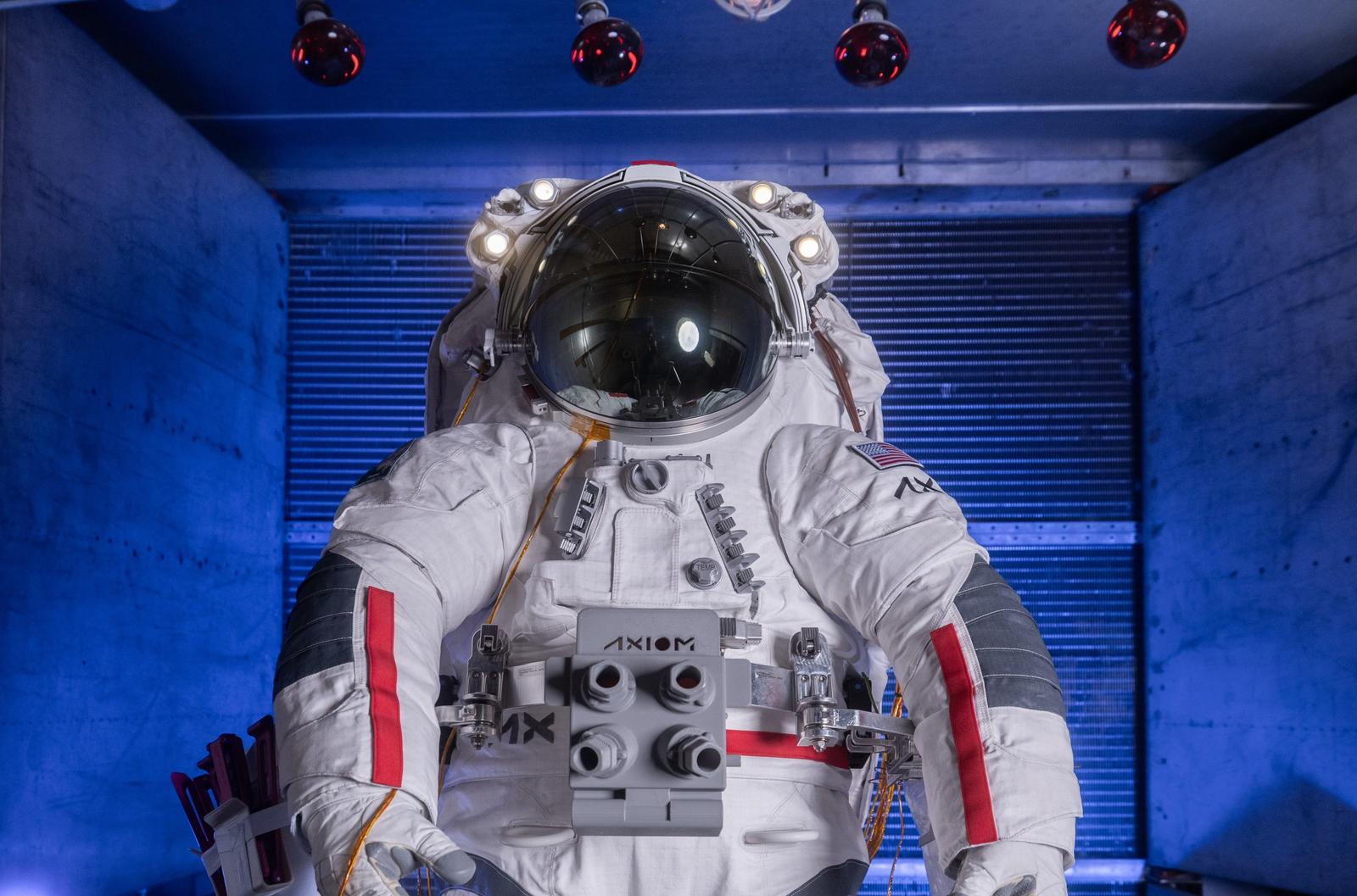 Скафандр NASA для возвращения на Луну оказался слишком сложным, тяжелым и дорогим — теперь спешно создают его упрощенную версию