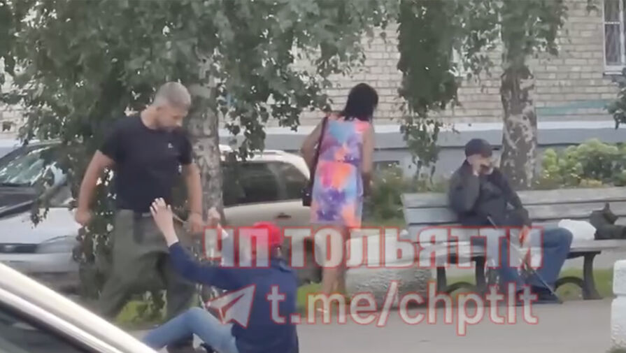 В Тольятти мужчина ремнем избивал прохожих