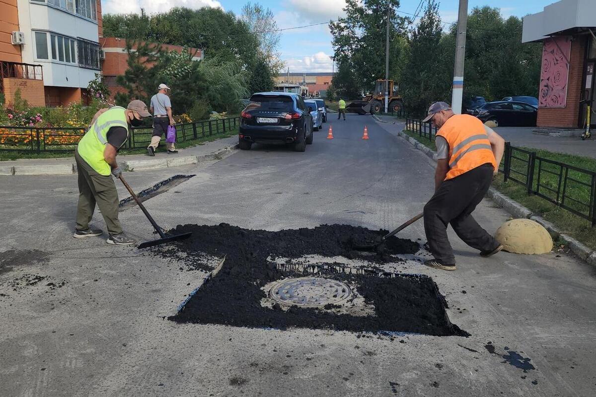 В Серпухове ремонтируют дворовые проезды на Московском шоссе