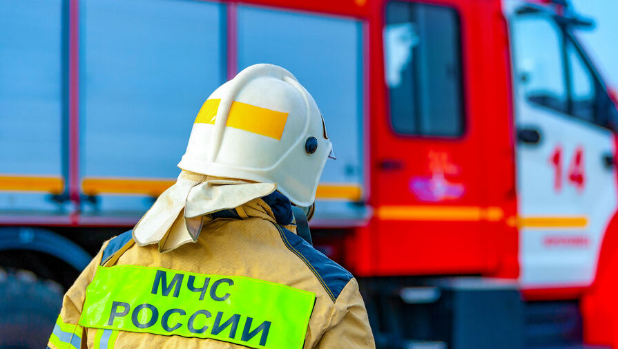 В Краснодарском крае пожар на складе перекинулся на сухую растительность