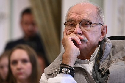 Михалков назвал общение с Макроном неприличным