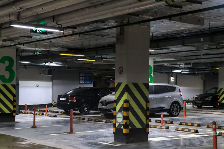 Московские студенты прибыли на учёбу на дорогих автомобилях