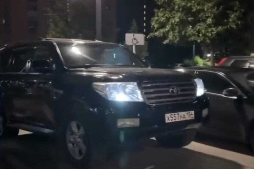 В Новосибирске любитель демонстративной езды по тротуару попался полиции