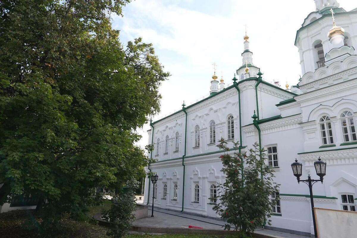 В Тюмени у Спасской церкви начали разбивать новый сквер