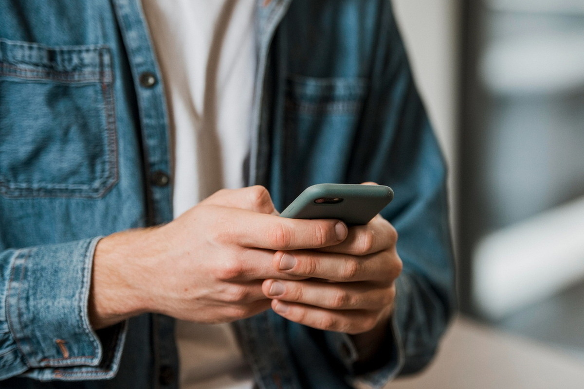 «Мы прекращаем работу с августа»: WhatsApp* и Telegram приняли решение
