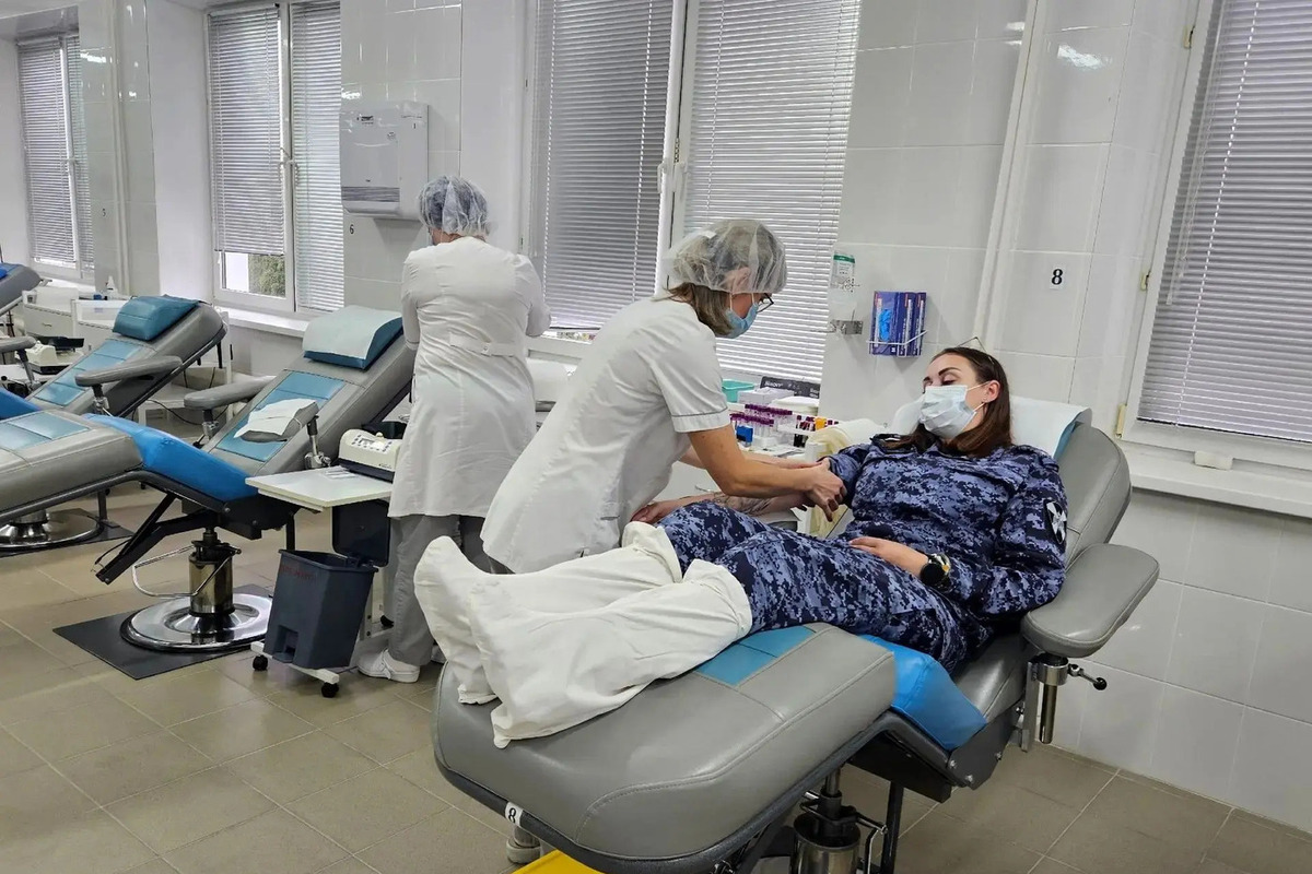 Новгородские росгвардейцы сдали семь литров крови в День донора