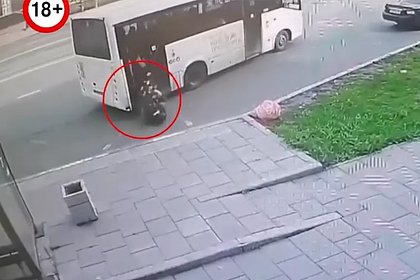 Россиянка с ребенком выпали из автобуса и попали на видео