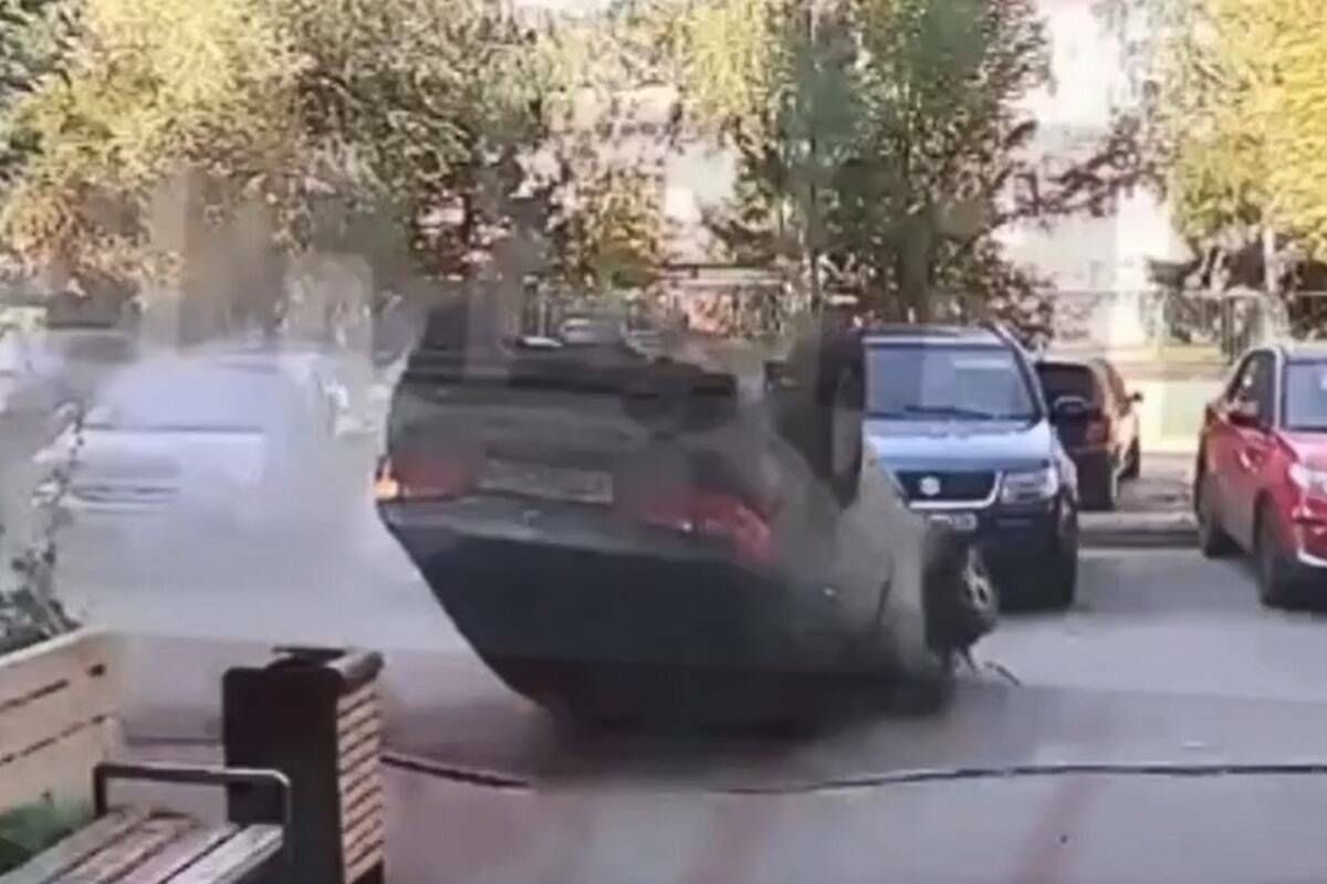 В казанском дворе перевернулась иномарка, пострадал пассажир