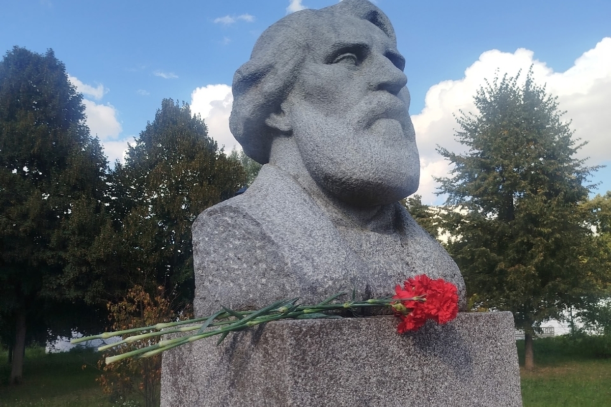 В Орле почтили память писателя Ивана Тургенева